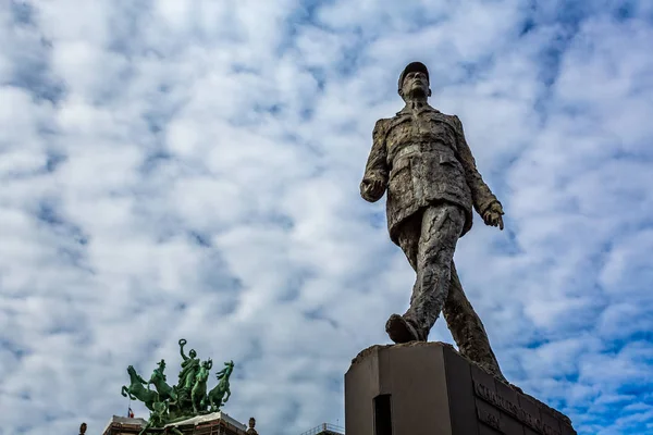 Estatua Bronce Charles Gaulle Contra Cielo Azul Plaza Clemenceau París — Foto de Stock