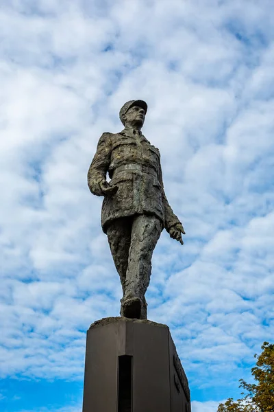 Estatua Bronce Charles Gaulle Contra Cielo Azul Plaza Clemenceau París — Foto de Stock