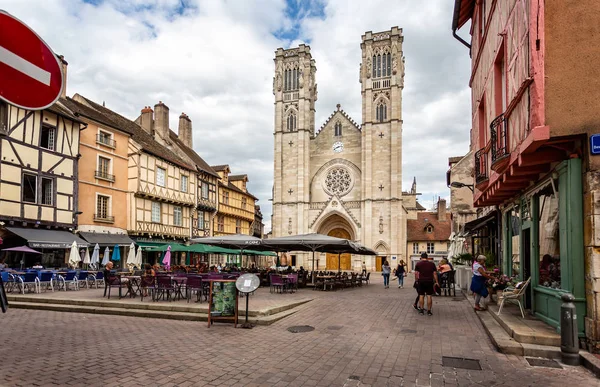 St Vincents Katedrali ve kafe kültürü içinde yer St Vincent, Chalon sur Saone, Burgundy, Fransa üzerinde 29 Ağustos 2018