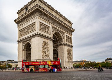 Arc de Triomphe Champs Elysees Paris, Fransa'da gelen kırmızı gezi otobüsü ile görünümünü üzerinde 26 Ağustos 2018