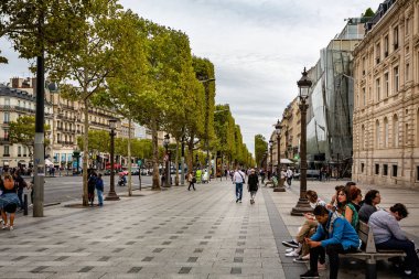 Ağacı seyir görünümü Champs Elysees üzerinde 26 Ağustos 2018 alışveriş ve turistler Paris, Fransa ile kaplı
