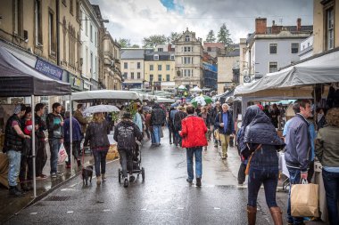 Yağmurlu gün Frome Pazar Market Frome, Somerset, İngiltere 3 Mayıs 2015'de alınan