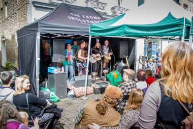 Grup Frome Pazar pazarı Frome, Somerset, İngiltere 3 Mayıs 2015 alınan içinde gerçekleştirmeyi müzisyen