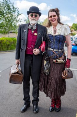 Frome, Somerset, İngiltere 30 Mayıs 2015'de çekilen buhar punk kıyafetleri giymiş erkek ve kadın Olgun