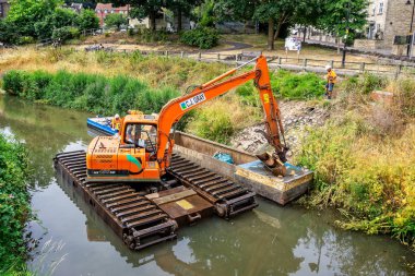 Frome, Somerset, İngiltere 19 Temmuz 2018'de çekilen Nehri tarama büyük yüzer vinç