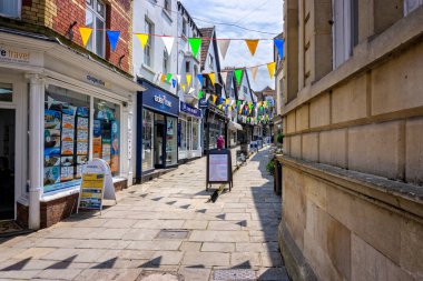 Ucuz Street Frome Frome, Somerset, İngiltere 20 Temmuz 2018'de çekilmiş renkli kiraz kuşu ile süslenmiş