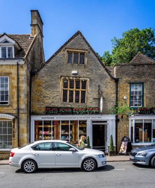 Garip tarih tarihi cotswold kasaba Stow Windows'da eğilerek Gloucestershire, İngiltere'de 3 Ağustos 2018 istiyorsunuz