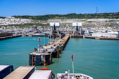 Dover Feribot Dover, Kent, İngiltere'de 30 Haziran 2018 alınan bağlantı noktasında sabitlemek için gelen feribot