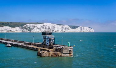Dover, Kent, İngiltere'de 30 Haziran 2018 alınan Dover limanında yerleştirme feribot dan Dover beyaz uçurumların görünümünü
