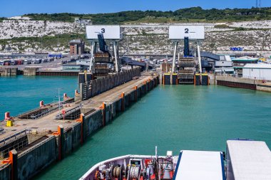 Dover Feribot Dover, Kent, İngiltere'de 30 Haziran 2018 alınan bağlantı noktasında sabitlemek için gelen feribot