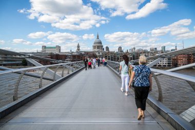 11 Ağustos 2013 'te İngiltere' nin Londra kentindeki Milenyum Köprüsü 'nden alınan St. Paul Katedrali