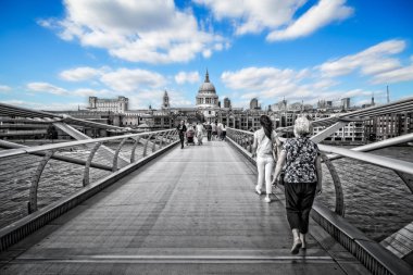 11 Ağustos 2013 'te İngiltere' nin Londra kentindeki Milenyum Köprüsü 'nden alınan St. Paul Katedrali
