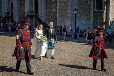 Gelin ve düğün, Tower, Londra, Londra, İngiltere 8 Temmuz 2017'de alınan yolda beefeaters tarafından eşlik gelinin babası