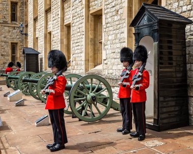 Tower of London, Londra, İngiltere 8 Temmuz 2017'de çekilen postumdan şapka sïrasïnda