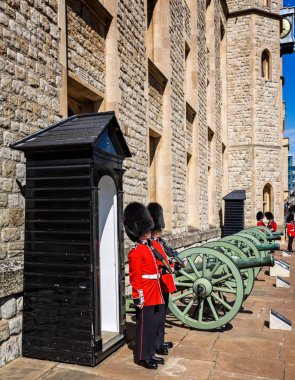Tower of London, Londra, İngiltere 8 Temmuz 2017'de çekilen postumdan şapka sïrasïnda