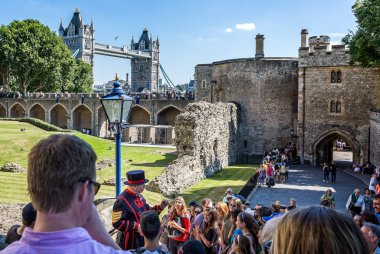 Tower of London Tower Bridge, Londra, İngiltere'de 8 Temmuz 2017 alınan gölgesi turda vererek Beefeater