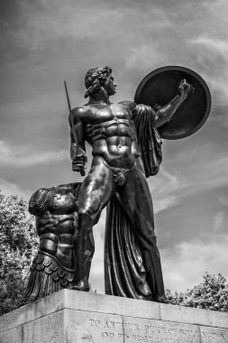Wellington anıt Achilles içinde siyah ve beyaz Hyde Park, Londra, İngiltere 26 Temmuz 2014'de alınan
