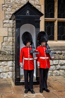 Muhafızlar çift Tower of London, Londra, İngiltere 8 Temmuz 2017'de çekilen postumdan şapka içinde