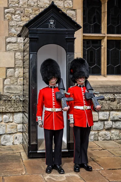 Muhafızlar çift Tower of London, Londra, İngiltere 8 Temmuz 2017'de çekilen postumdan şapka içinde