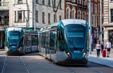 Eski geçen tramvaylar çifti, kare, çekilen Nottingham, Nottinghamshire, İngiltere 24 Mayıs 2018'de Pazar