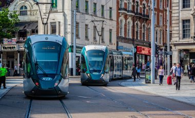 Eski geçen tramvaylar çifti, kare, çekilen Nottingham, Nottinghamshire, İngiltere 24 Mayıs 2018'de Pazar