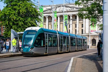 Ön yolcu durağında tramvay Nottingham Counicl evin eski pazar kare, Nottingham, Nottinghamshire, İngiltere 24 Mayıs 2018'de alınan