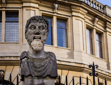 Oxford, Oxforshire, Uk üzerinde 31 Ocak 2018 alınan Sheldonian Tiyatrosu dışında korkunç taş kafa heykeli