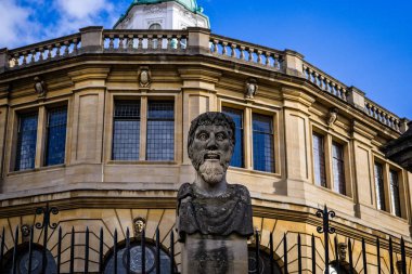 Oxford, Oxforshire, Uk üzerinde 31 Ocak 2018 alınan Sheldonian Tiyatrosu dışında korkunç taş kafa heykeli