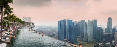 panoramik manzaralı çatı üst yüzme havuzunda Marina Sands Hotel Singapore, 28 Ekim 2013 alınan Asya