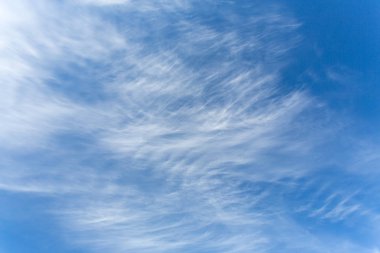 Güzel mavi gökyüzü beyaz bulutlar - cirrus veya kısraklar whispy satır ile alt kısa öyküler
