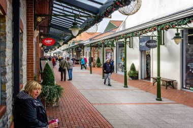 Somerset, İngiltere 3 Kasım 2018'de sokakta açık outlet alışveriş merkezi