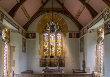 Charlton Mackrell, Somerset, İngiltere 3 Temmuz 2013 alınan yanında kilise içinde vitray pencere üzerinden akış ışık ışınları