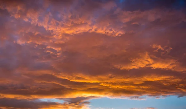 Lebendiger Orangefarbener Und Gelber Himmel Bei Sonnenuntergang — Stockfoto