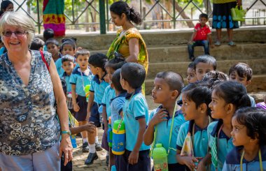 küçük bir grup üzerinde 28 Eylül 2016 Fil Yetimhanesi Sri Lanka, beyaz beyaz kadın bakan genç okul çocuklarında