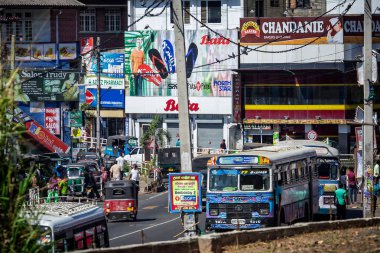 Renkli hareketli Sri Lanka sokak sahne otobüs ile tuk tuks vb Sri Lanka üzerinde 24 Eylül 2016 alınan