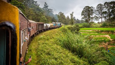 24 Eylül 2016 'da Sri Lanka' da klasik Nanu Oya tren yolu gezisine katılan tren ve at arabalarının görüntüsü