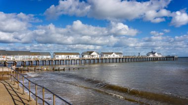 Southwold'ın ikonik pier Southwold, Suffolk, İngiltere 26 Ekim 2018'de dramatik bir gökyüzünde karşı