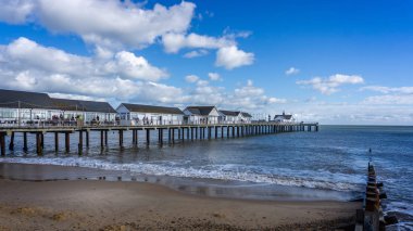 Southwold'ın ikonik pier Southwold, Suffolk, İngiltere 26 Ekim 2018'de dramatik bir gökyüzünde karşı