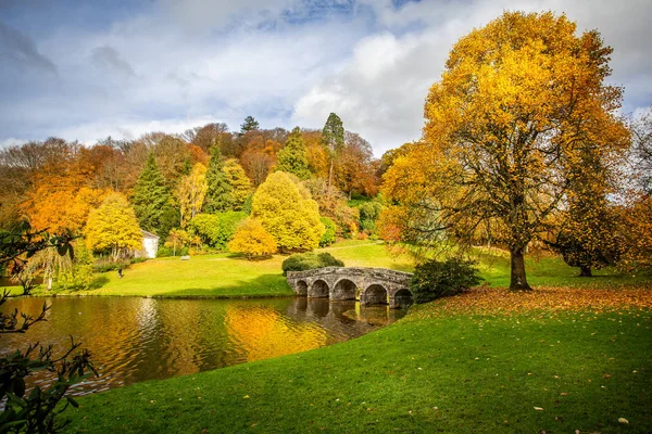 Paisaje Otoñal Con Árboles Color Amarillo Dorado Naranja Verde Stourhead — Foto de Stock