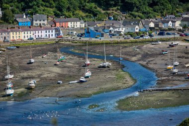 Fishguard liman ve Haliç talen Fishguard, İngiltere'de Pemrokeshire üzerinde 15 Temmuz 2015 yılında havadan görünümü