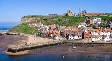 Whitby Abbey ve limandan Whitby, Yorkshire, İngiltere 21 Mayıs 2018'de çekilen Limanı arasında