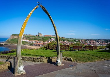 Whitby manastıra... Whitby, Yorkshire, İngiltere 21 Mayıs 2018'de çekilen balina kemik kemer