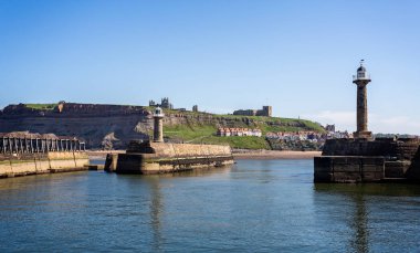 Whitby fenerler ve Whitby Abbey görünümünden Whitby, Yorkshire, İngiltere 21 Mayıs 2018'de alınan Batı iskeleler