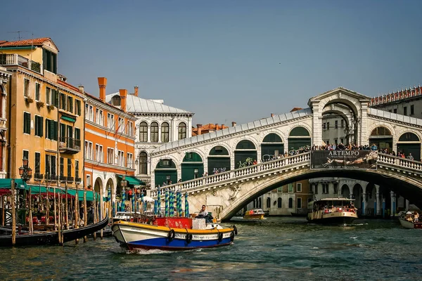 Boats Vaporetto Passing Rialto Bridge Venice Italy October 2007 — Stock Photo, Image