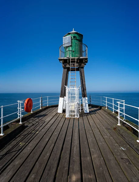 Zielone Światło Ostrzegawcze Whitby Zachodnie Molo Whitby Yorkshire Wielka Brytania — Zdjęcie stockowe