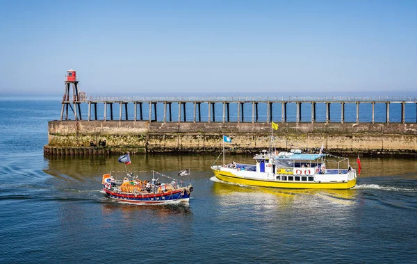 Idegenforgalmi Csónakok Átkelés Előtt Whitby Kelet Pier Világítótorony Tett Whitby — Stock Fotó