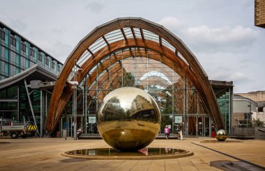 St Paul's Place, Sheffield, Yorkshire, İngiltere üzerinde 18 Mayıs 2018 alınan, kış bahçeleri önünde çelik bilye