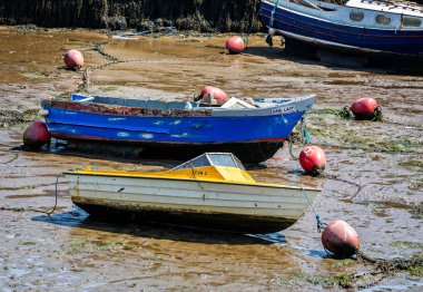 Düşük gelgit çamur flats - Scarborough, Yorkshire, İngiltere 20 Mayıs 2018'de alınan üzerinde mahsur tekneler