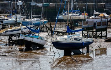 Düşük gelgit çamur flats - Scarborough, Yorkshire, İngiltere 20 Mayıs 2018'de alınan üzerinde mahsur Yatlar