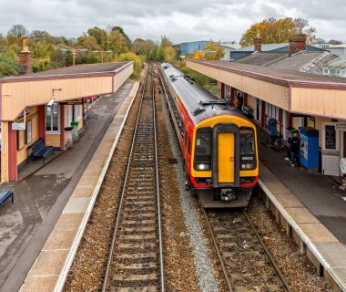 Warminster, Wiltshire, İngiltere 24 Ekim 2017'de çekilen Warminster tren istasyonu platformu Tren